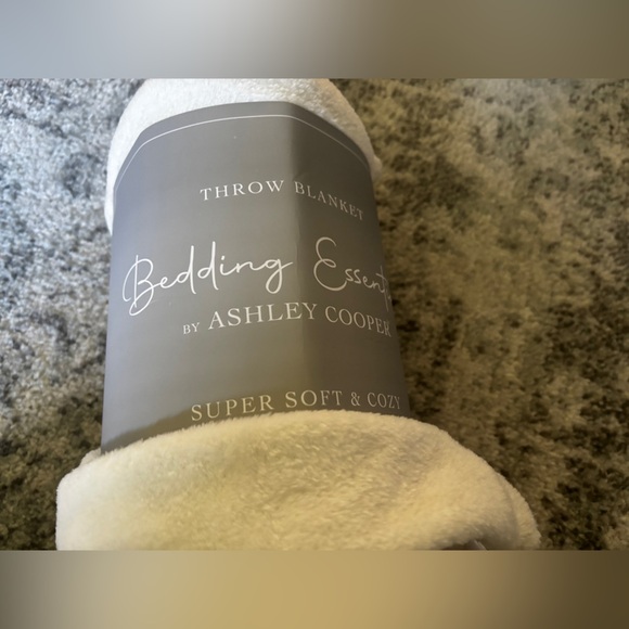 Bedding Essentials by Ashley Cooper Throw Blanket Ivory Super Soft Size: 50x60 - Picture 1 of 2